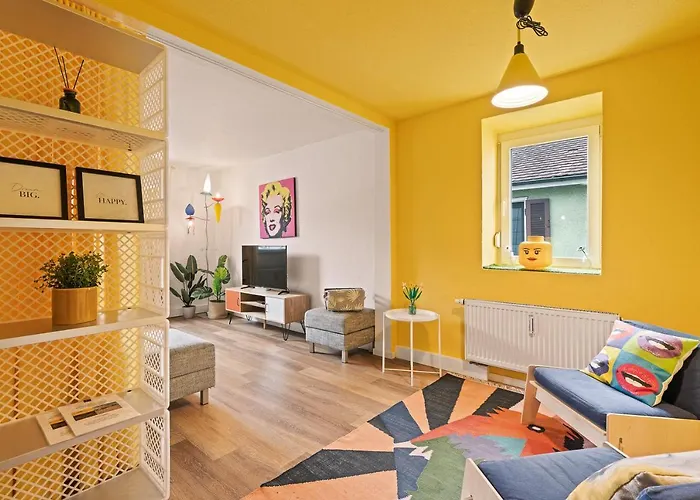 Farbenfrohe Altbauwohnung, Top Ausstattung