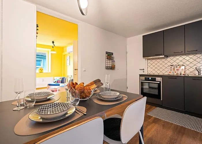 Farbenfrohe Altbauwohnung, TOP Ausstattung (Klima)